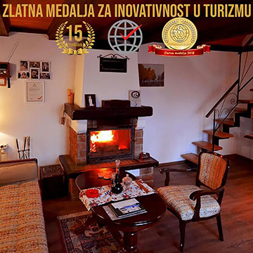 Rustična brvnara sa pravim kaminom