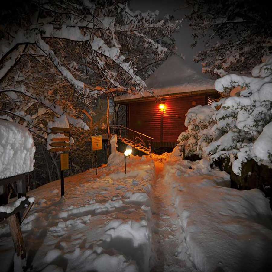 Brvnara prekrivena snegom tokom zimske idile